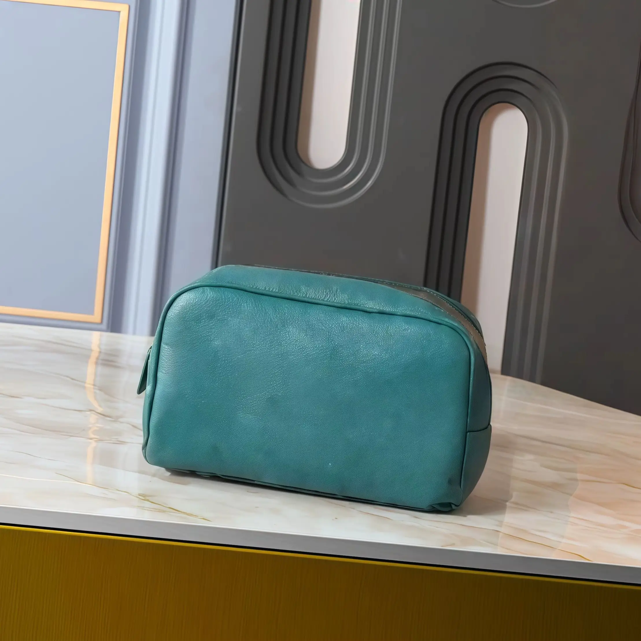 

2026 New Women's Leather Handbag/Crossbody Bag, Green Cowhide, 20 x 13 x 12 (cm)