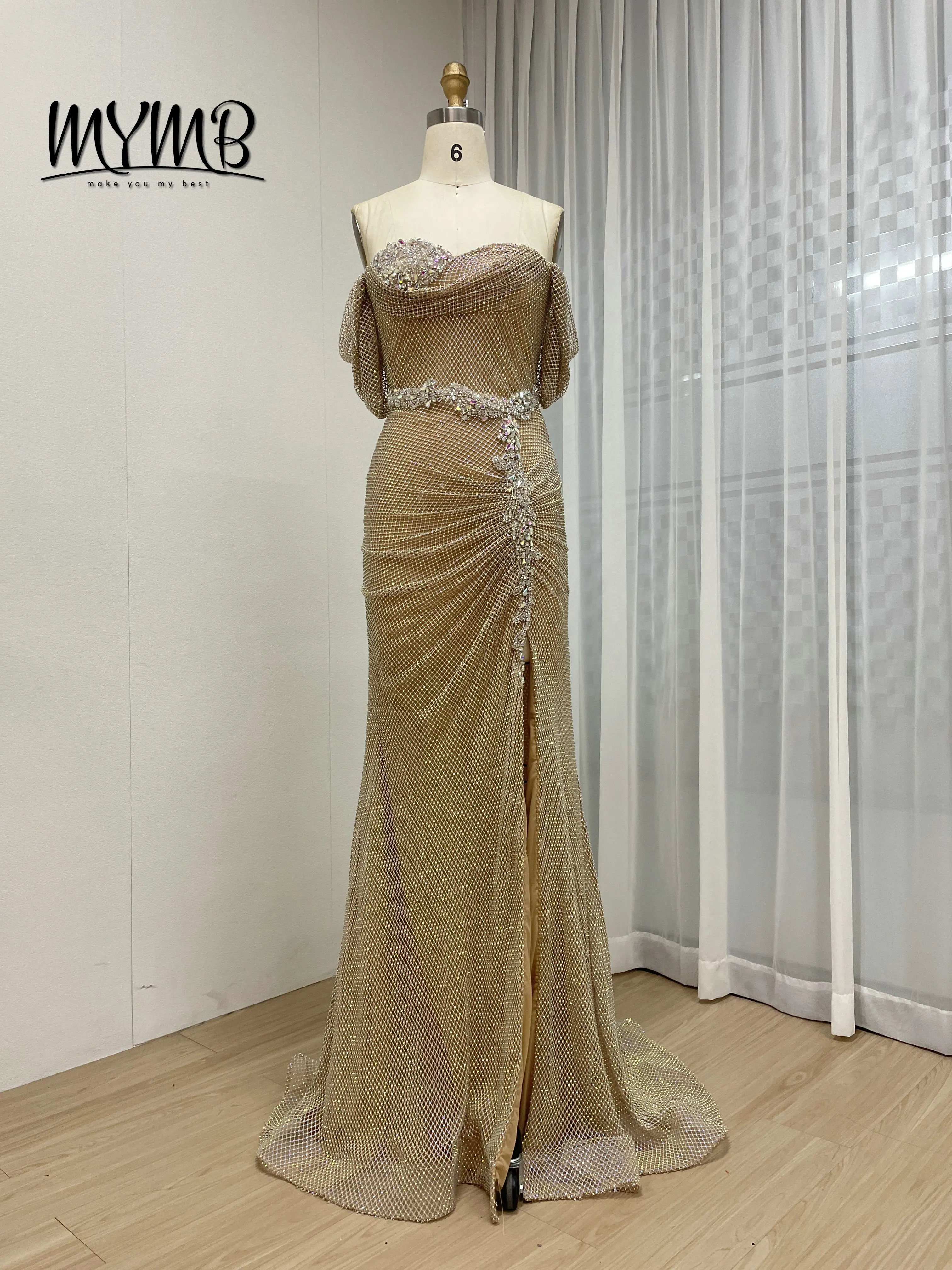 ชุดราตรีทรงเมอร์เมดประดับลูกปัดสีทอง ดีไซน์เกาะอกแบบหวาน พร้อมเลื่อมระยิบระยับ ผ่าสูง สำหรับงานกาล่า รุ่น MB40437