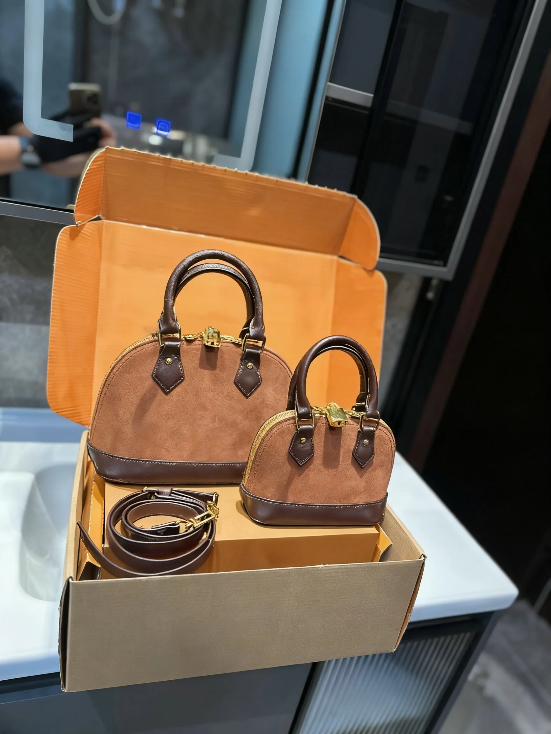 

2025 New SIZE: 24X18 or 16X12 CM Fashionable Versatile bags leather cherry Portable can be carried on the shoulder no boxes