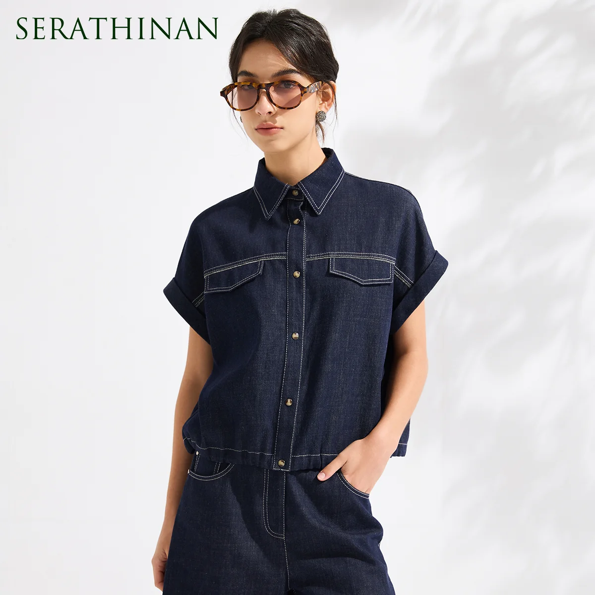 KX9613693 Luxuriöses Baumwoll-Leinen-Denim-Hemd für Damen, Kurzarm-Bluse mit Kontrastnähten und Knöpfen, Lockeres Designer-Oberteil