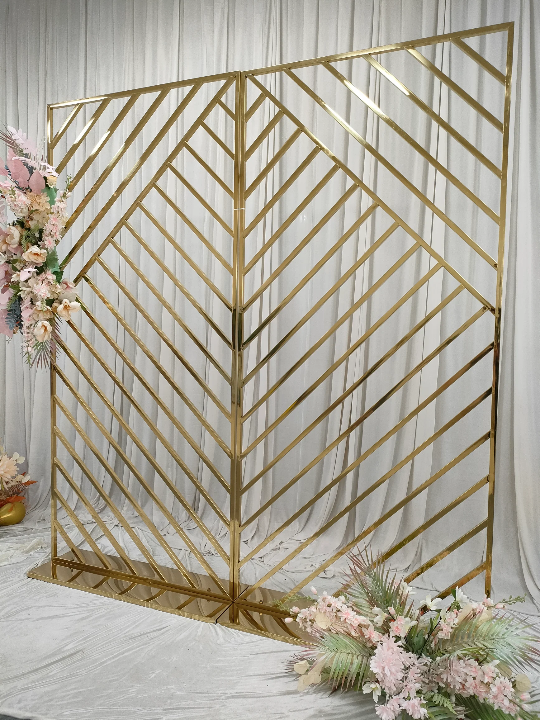 

Metal Stage Backdrop Stainless Steel Wedding Event Decoration Luxury Golden Stainless Steel Flower Fancy Wedding Backdrop