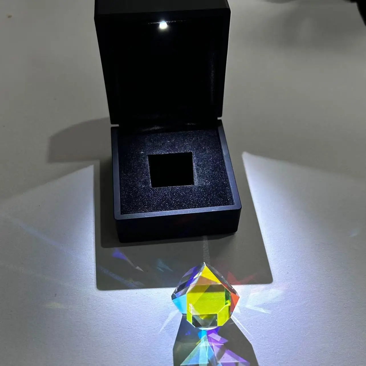 Prisma dicroico Sun Catcher Prisma in vetro sfaccettato Prisma ottico colorato per artigianato artistico e regali decorativi