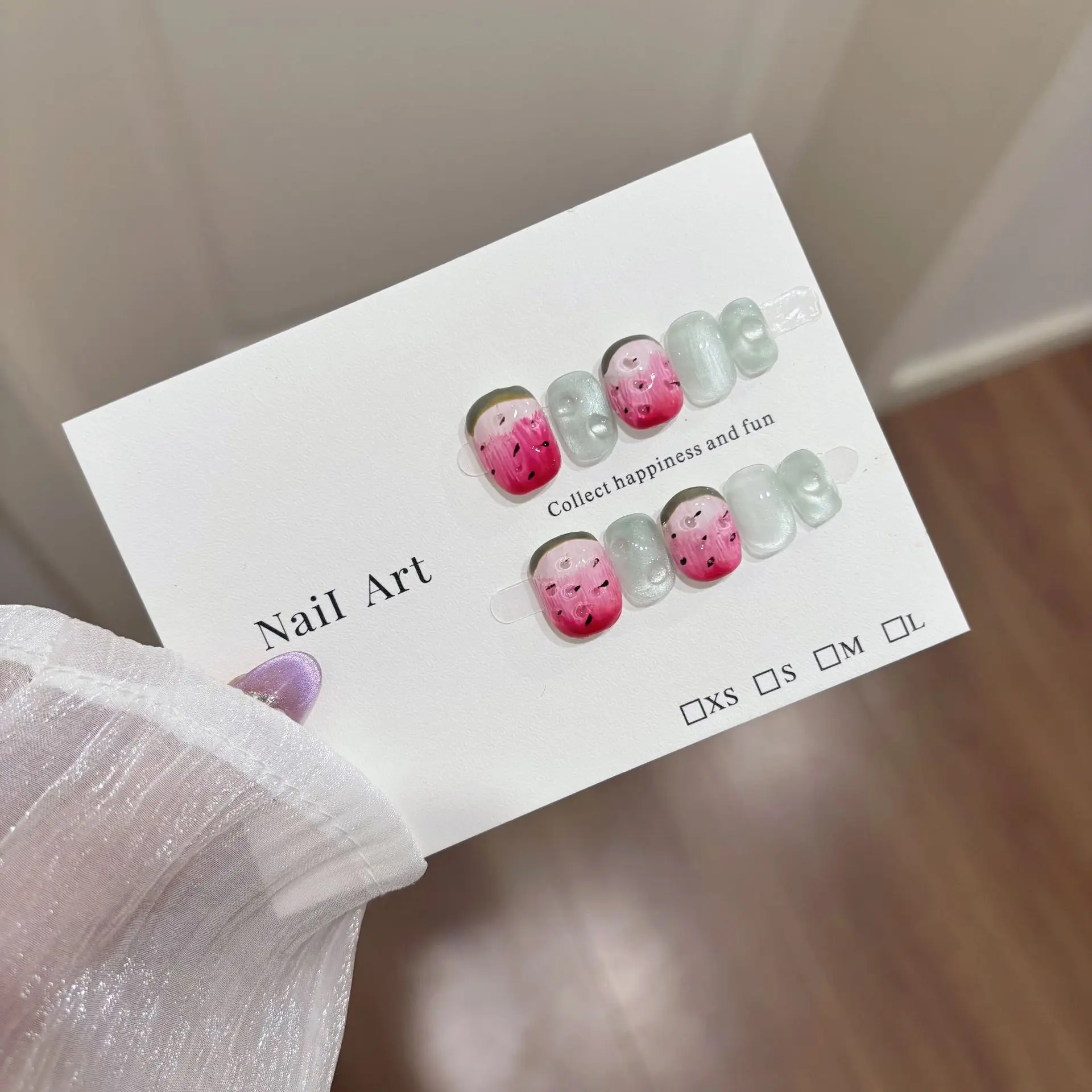 10 Stück festliche rote ovale kurze Pressnägel mit niedlichem Tomaten-Design, glänzendes Finish, Urlaubs-Nagelkunst-Set für Frauen und Mädchen