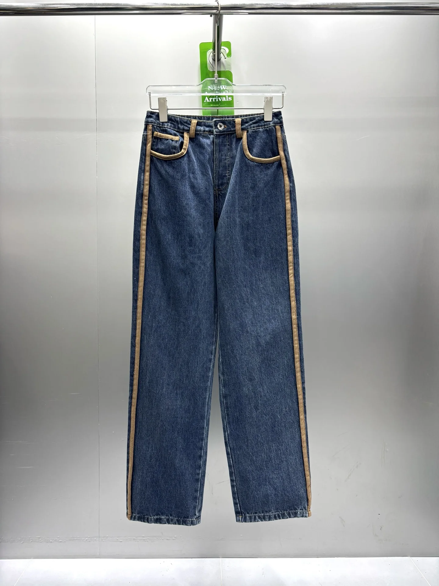 

Ранняя осень 2025 года, новейшие кожаные декоративные прямые джинсовые брюки