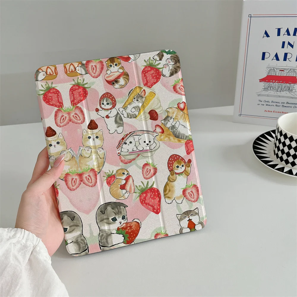 Custodia carina con fragola e gatto adatta per Apple iPad Pro 2024 11 pollici, 2025 Air 5/4 10,9 pollici, iPad 10 9,7 pollici, 10,2 pollici e o