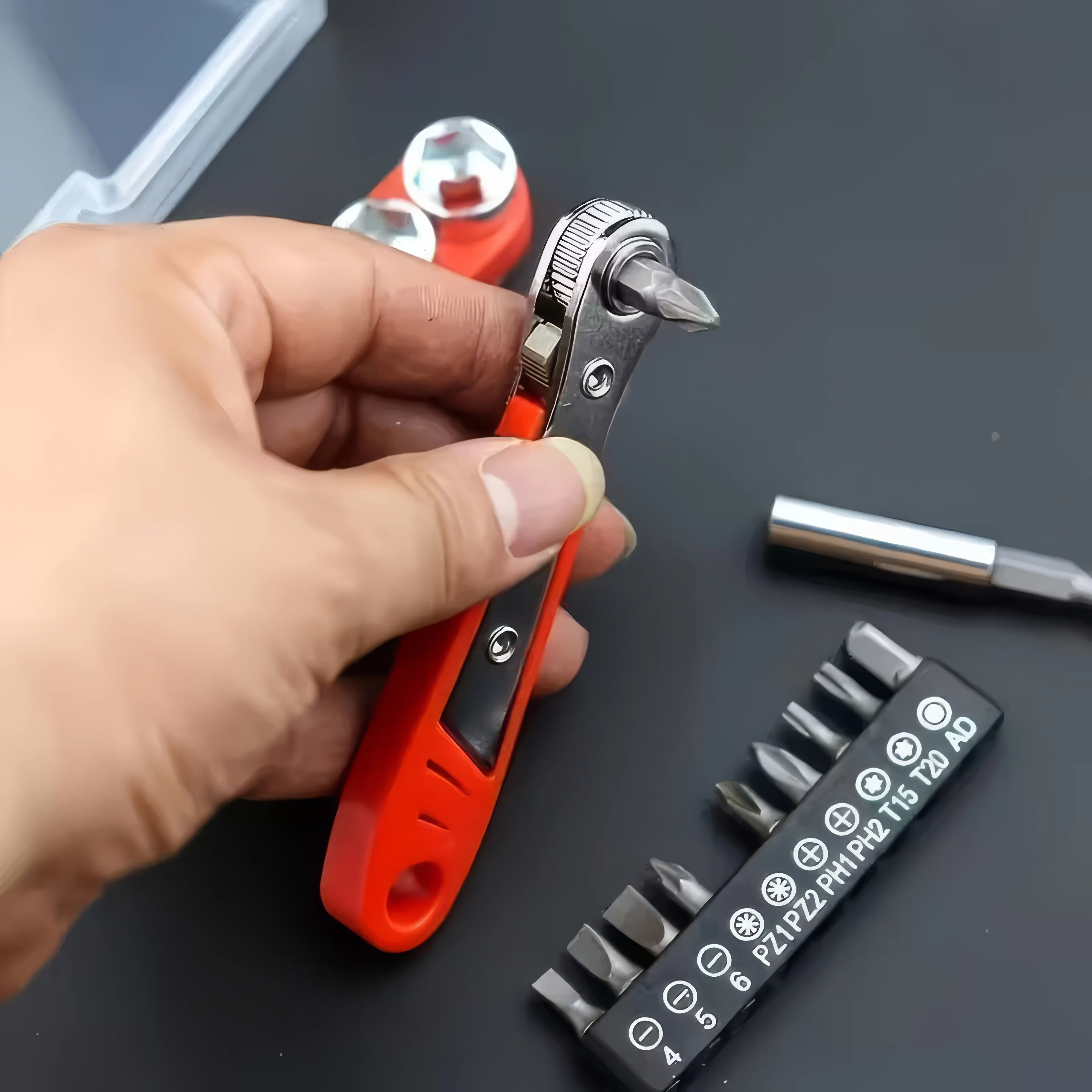 3 Sets of Multifunctional Screwdrivers in Red and Mini Ratch