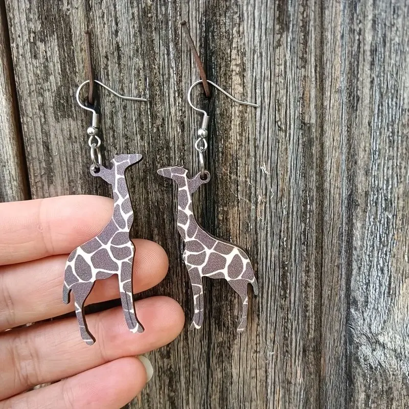 Preciosos pendientes de jirafa de madera, novedad con manchas amarillas, jirafa salvaje, pendientes largos colgantes de animales, moda de dibujos animados de la jungla Anima