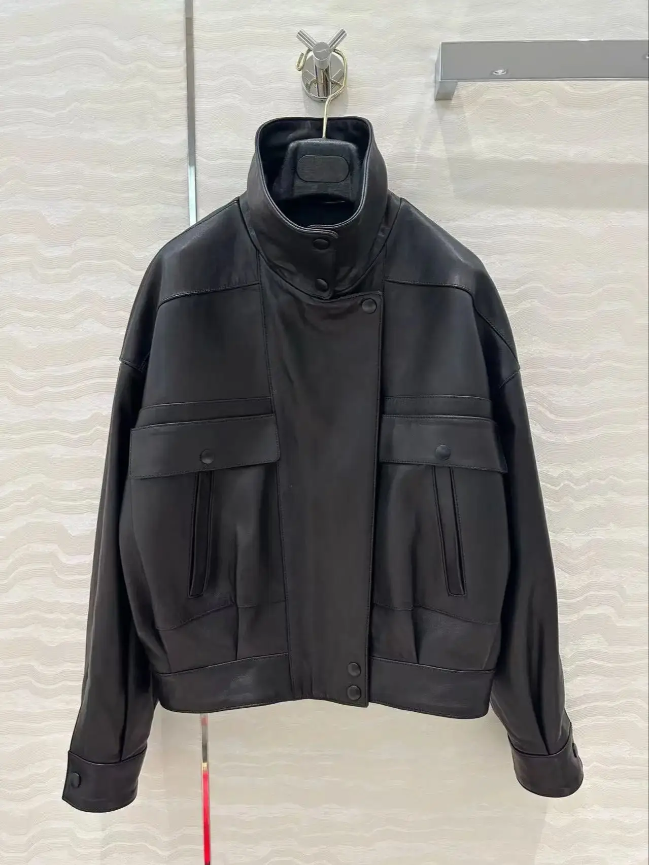 سترة جلدية أساسية ذات جيوب مزدوجة عصرية عتيقة