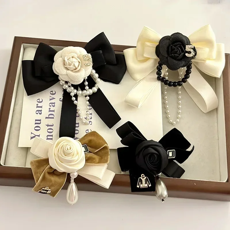 Koreańska tkanina Art Bow Tie Broszki Camellia Flower Crystal Pearl Tassel Lpael Szpilki Kołnierzyk koszuli Biżuteria modowa Prezenty dla kobiet — zdjęcie 2
