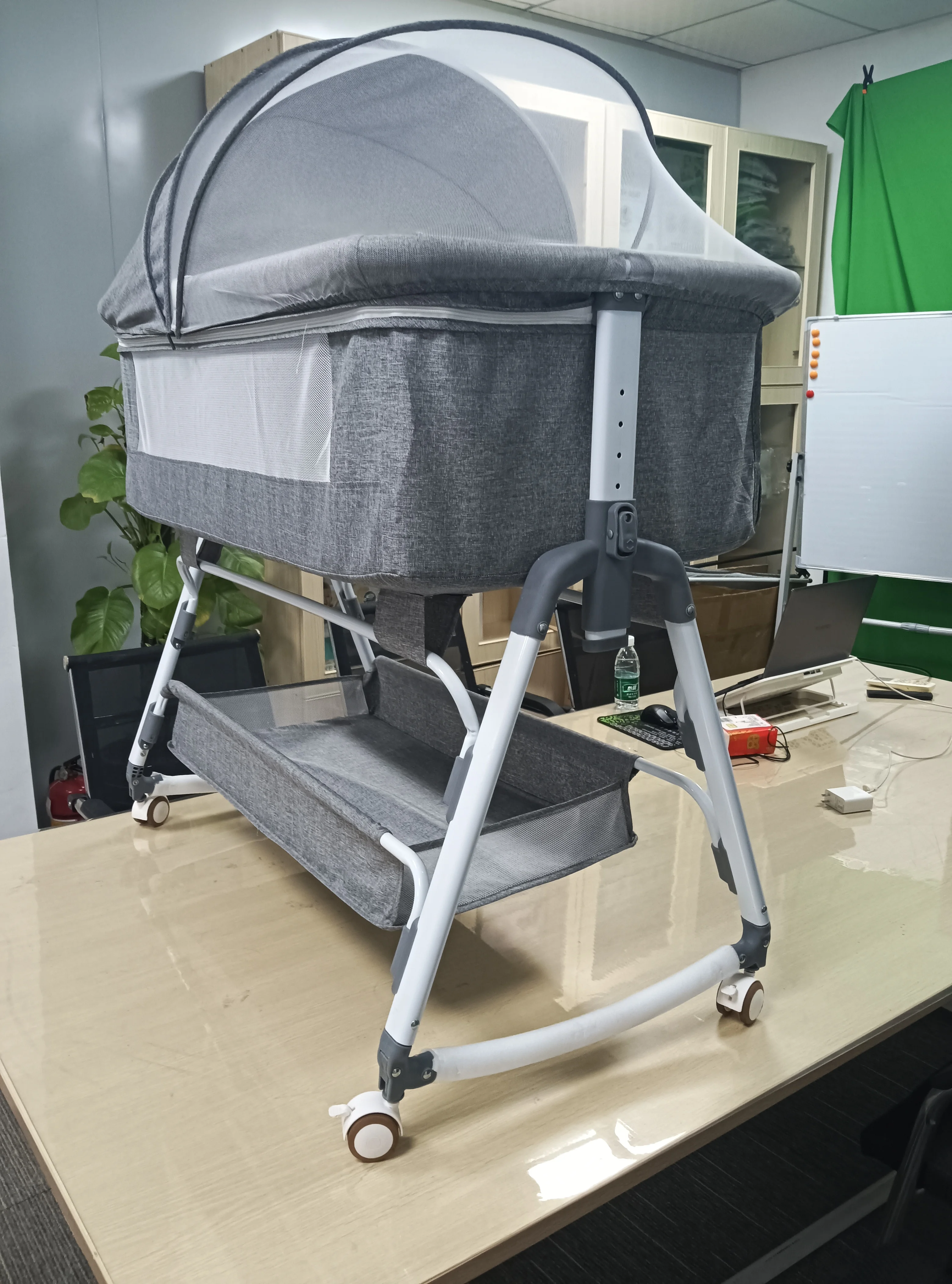 سرير أطفال متعدد الوظائف مع ربط قابل للطي لضبط الارتفاع، أرجوحة بجانب السرير محمولة ومتحركة، مهد، سرير نوم