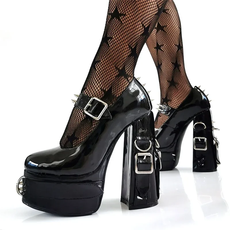 Punk-Stil schwarze Niet schnalle High Heels Damen trend ige Gothic Größen 36-47 wasserdichte Plattform Gürtels chnalle dicke Ferse nackte Schuhe