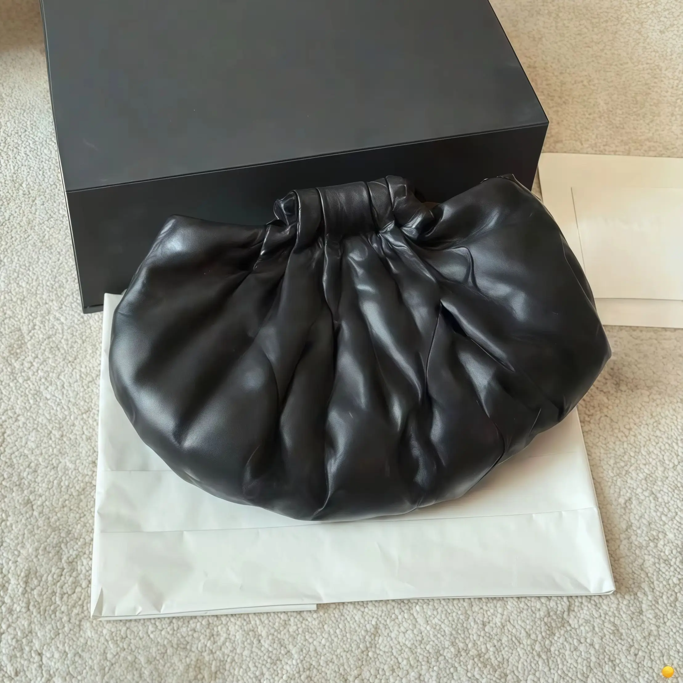 

2026 Новая женская сумка/сумка через плечо из овечьей кожи, мягкая текстура, доступна в семь цветов, черная, 33 x 20 см