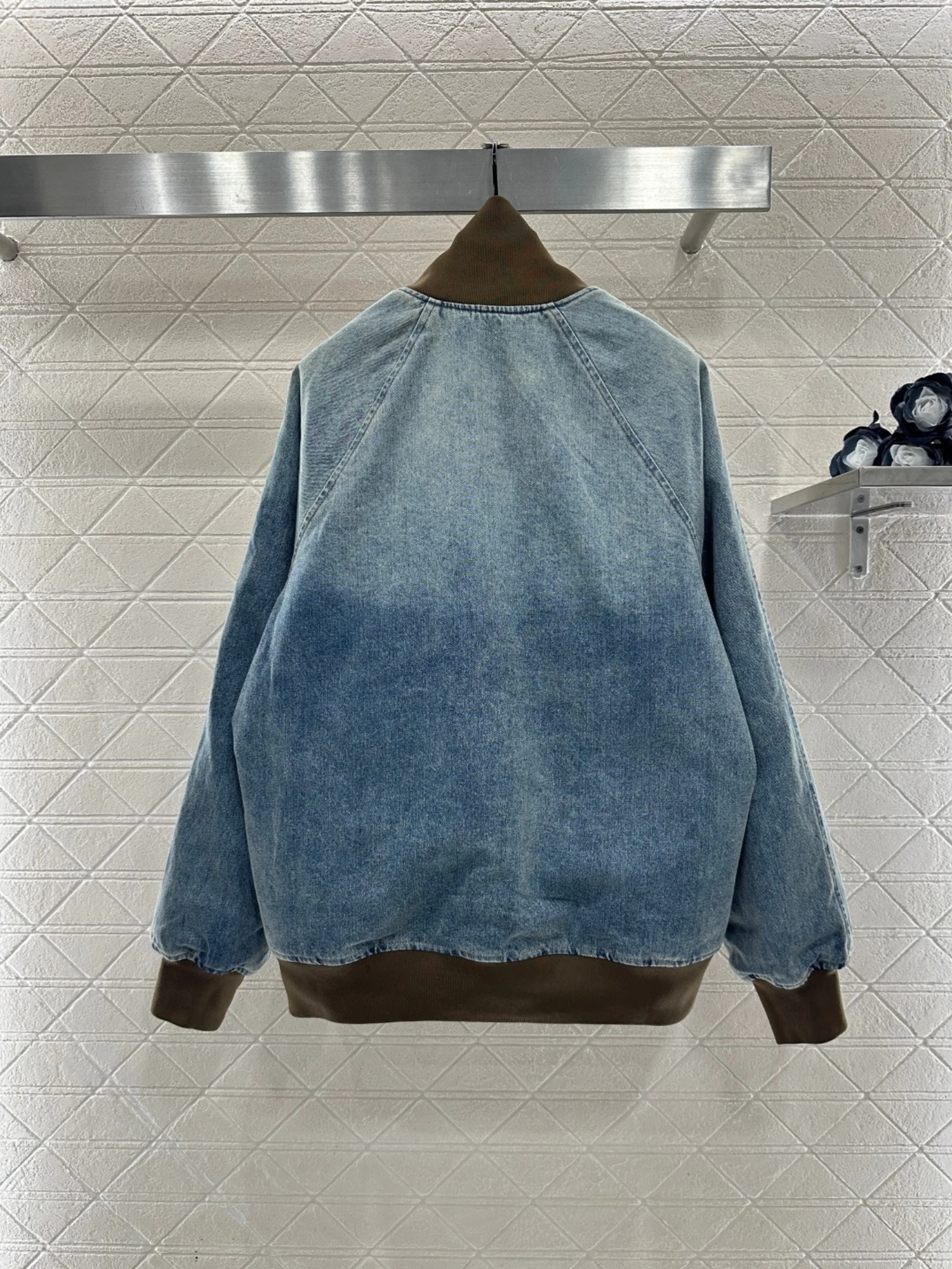 

Осень-зима 2023, новая женская джинсовая куртка, маленькая джинсовая хлопковая куртка с воротником-стойкой и контрастной нитью на молнии