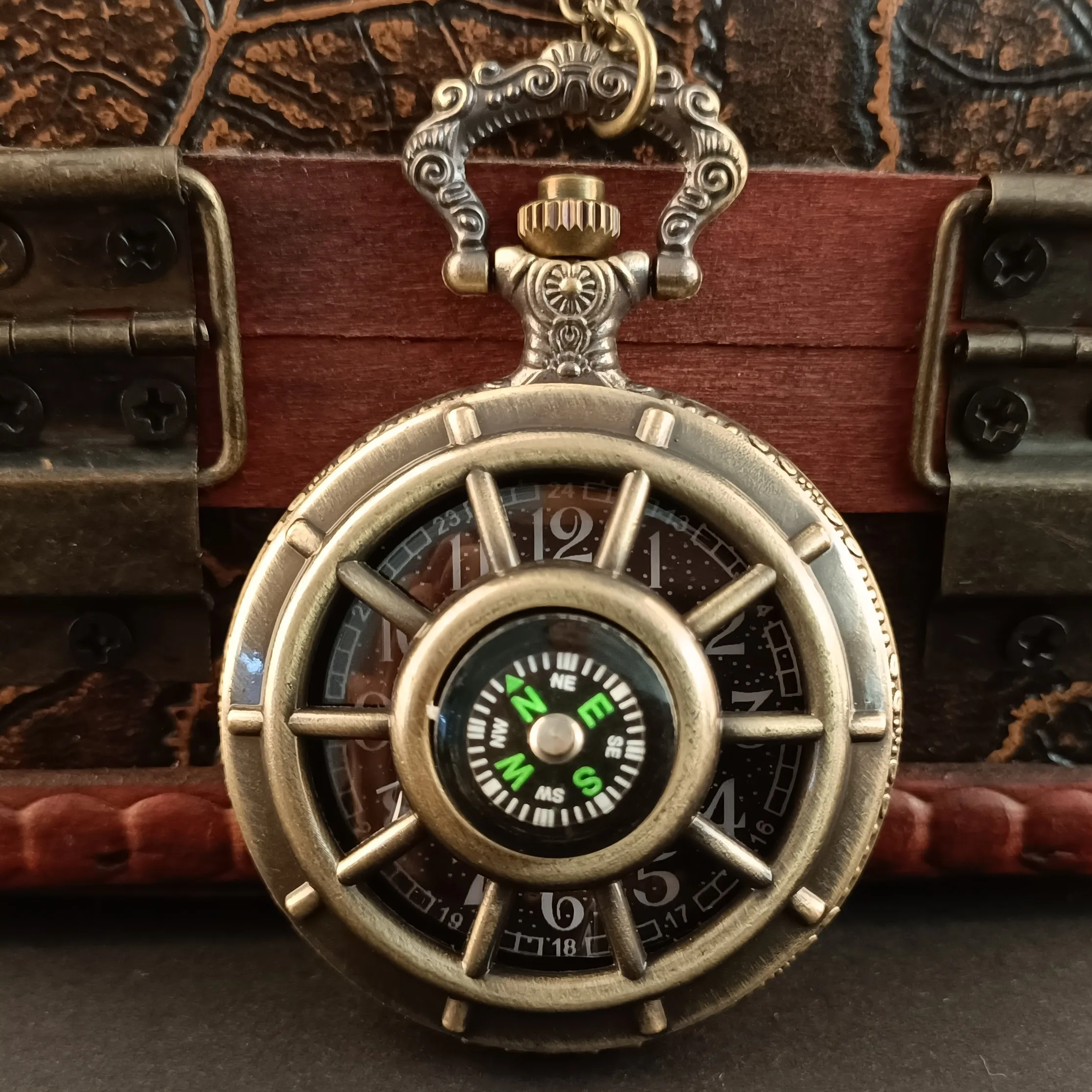 Vintage Copper Retro Compass Flip Cover Retro Pocket Watch Compass Skeleton Black Starry Round Dial Antique Pendant Clock Unisex