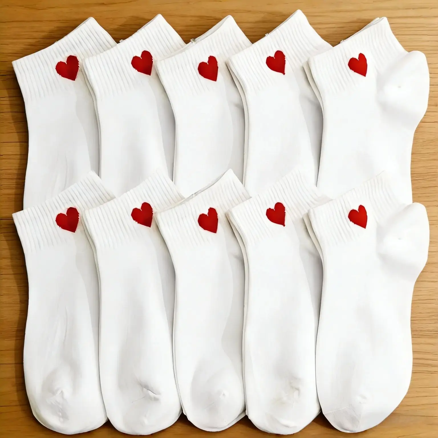 

Набор из 10 базовых белых носков до щиколотки – легкие и эластичные, подходят для кроссовок, лоферов или обуви с низким вырезом.