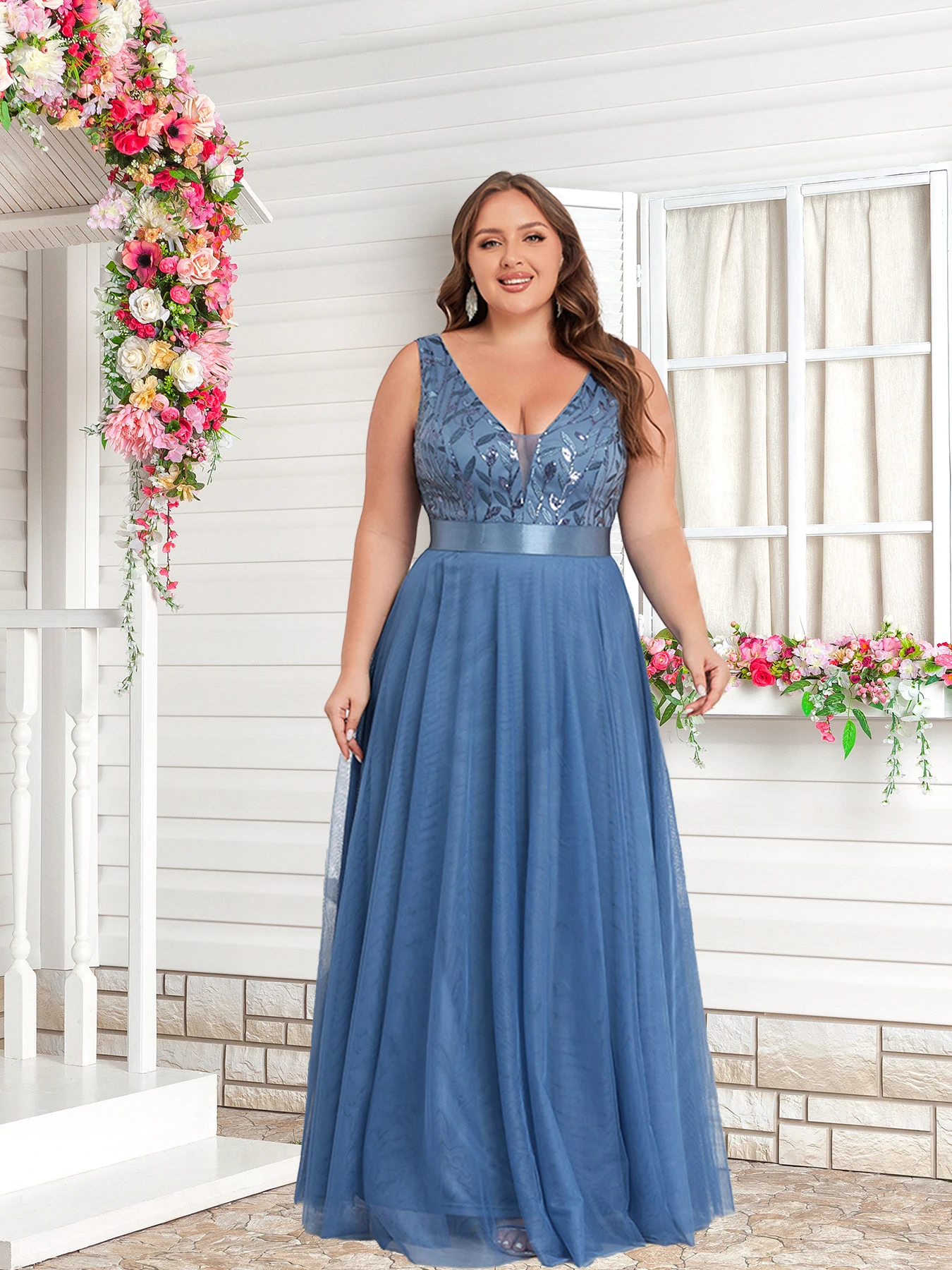 فستان شاش طويل أنيق بدون أكمام برقبة على شكل حرف V مع ترتر يسلط الضوء على مزاج الآلهة