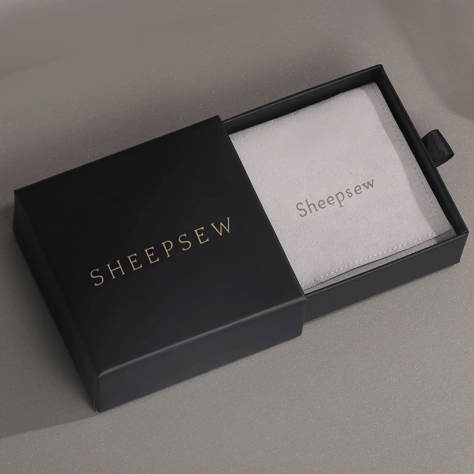 

Custom Logo Jewelry Box with Pouch: Chic Cardboard Drawer Packaging (9x9cm)