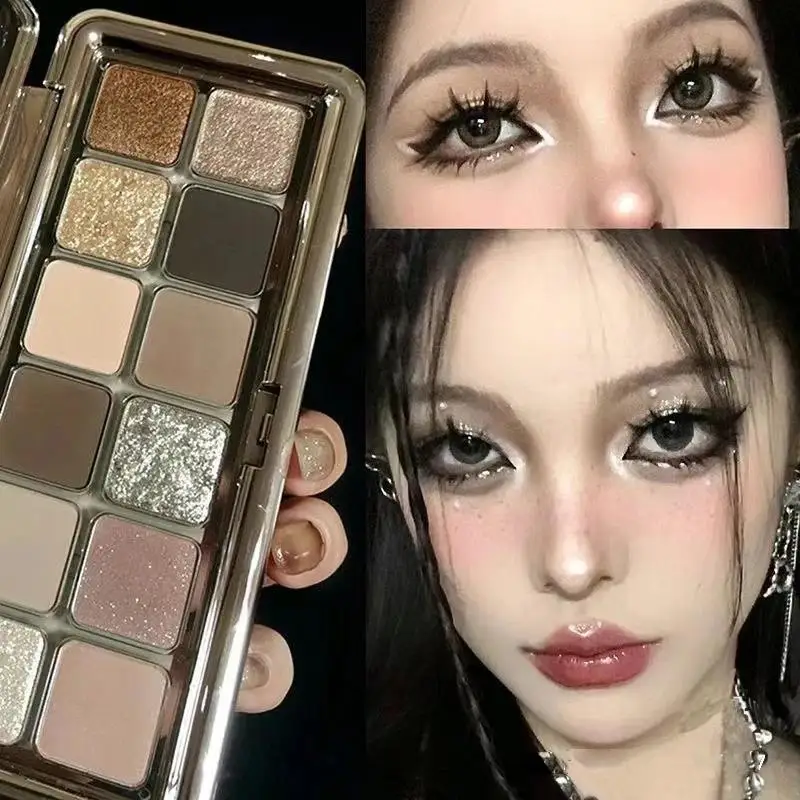 Paleta de sombras de 12 cores com acabamento brilhante e fosco. Blocos de cores intercambiáveis para efeitos dramáticos