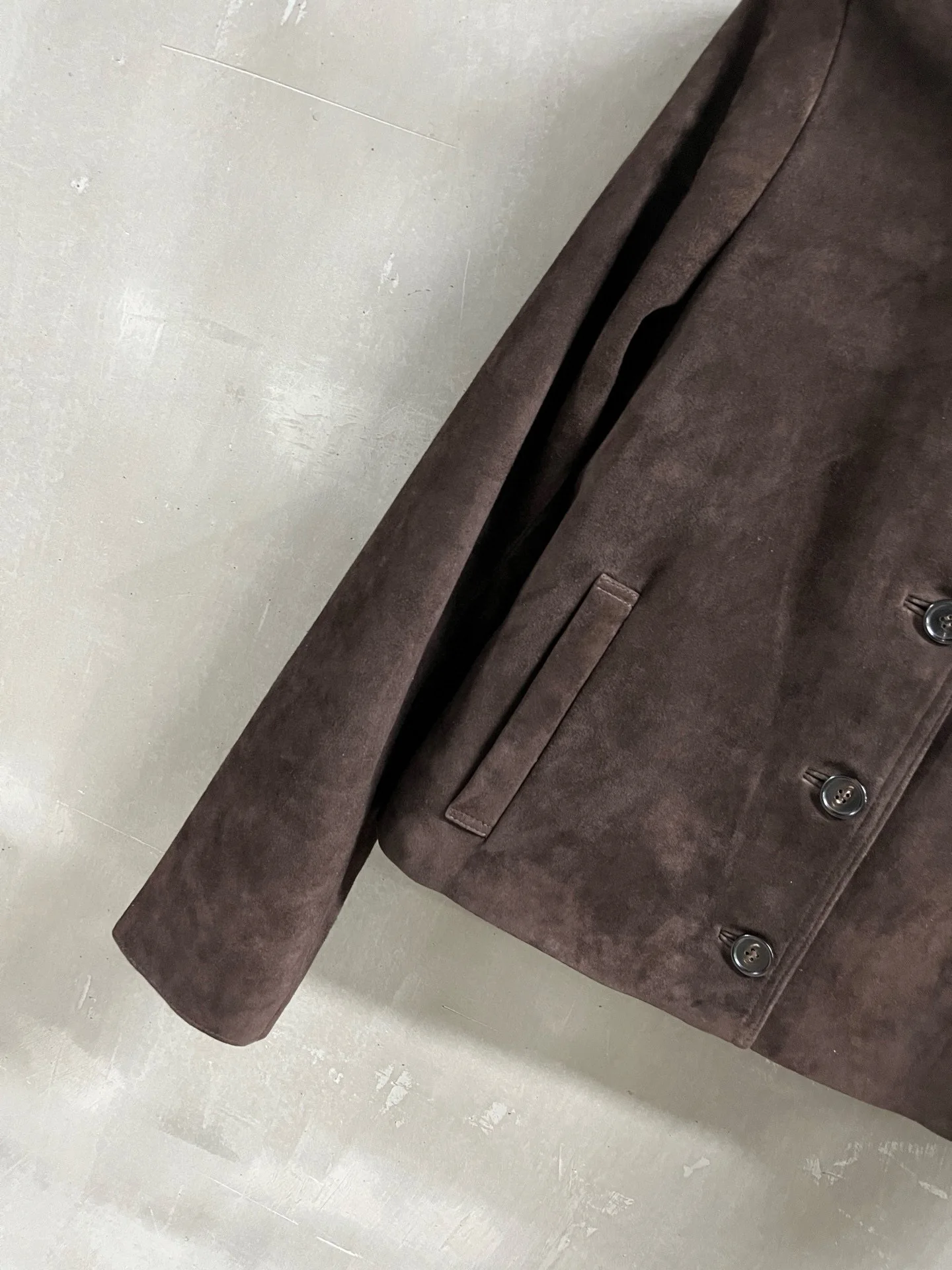 Jesienna damska kurtka z prawdziwego zamszu w jednolitym kolorze, modna i codzienna.