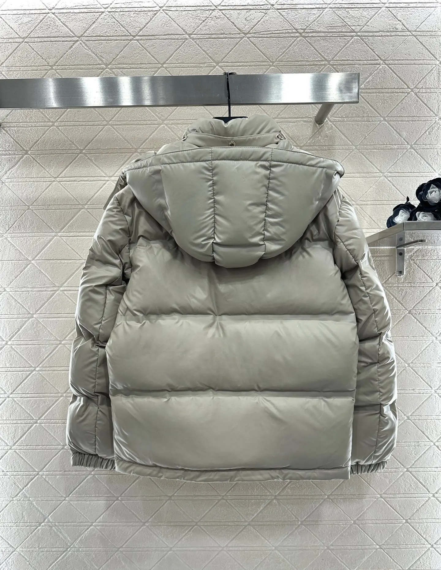 

2025 Autumn And Winter New Woman Clothe Hooded Detachable Reflective Windproof And Waterproof Nylon Material Down Jacket
