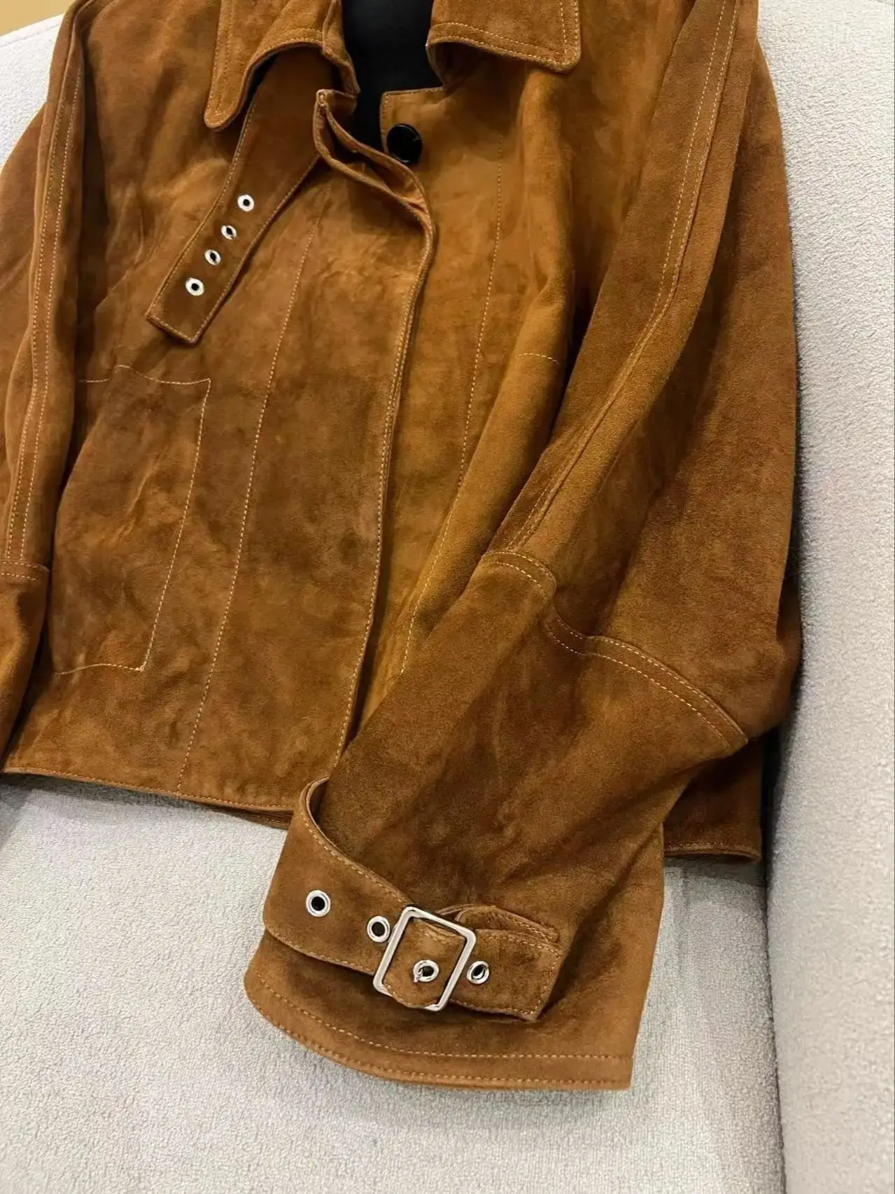 カジュアルで上品なショート丈のレディース本革スエードジャケット