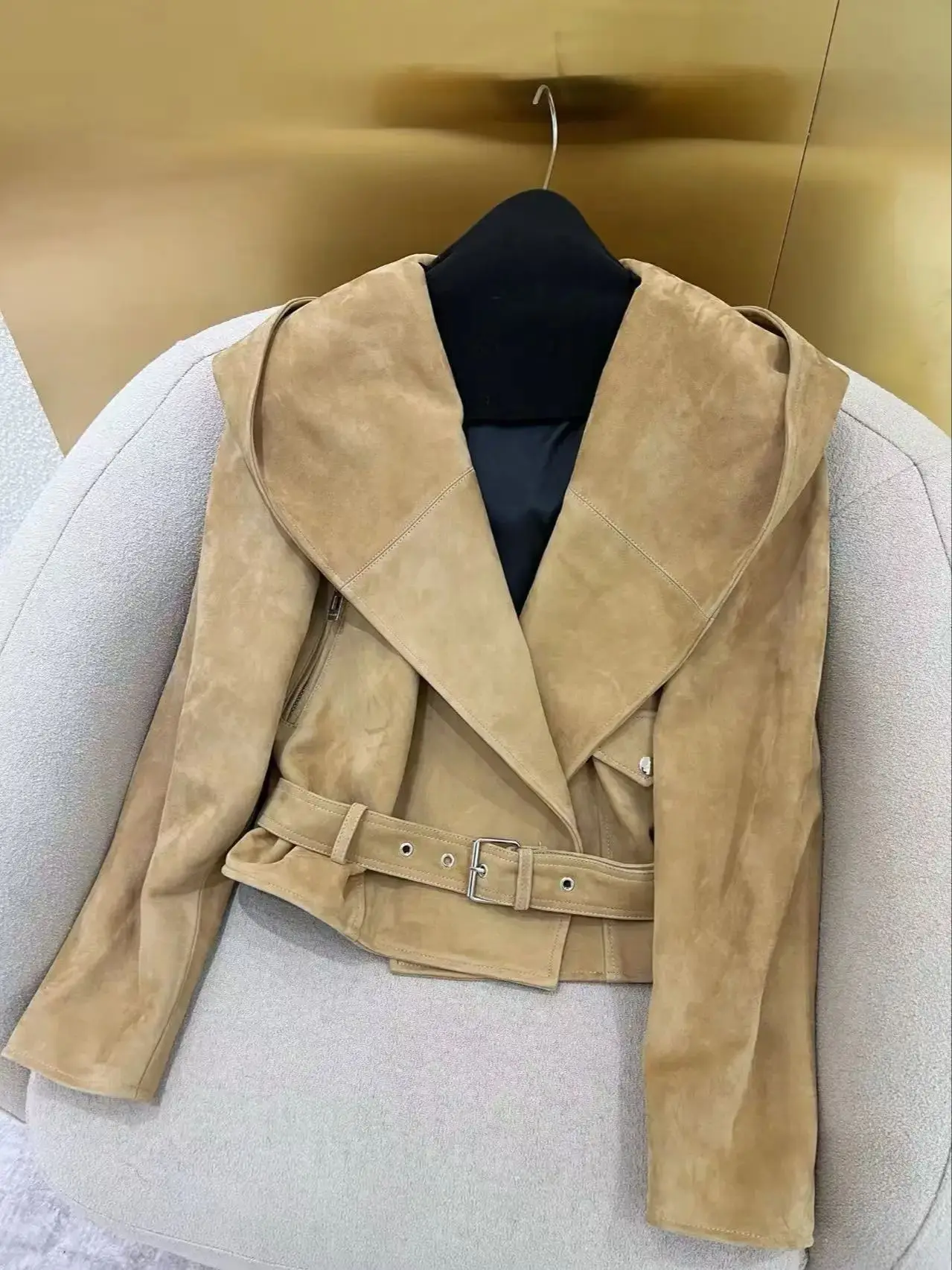 Elegante chaqueta de piel de cordero de gamuza con capucha de capa mage para mujer