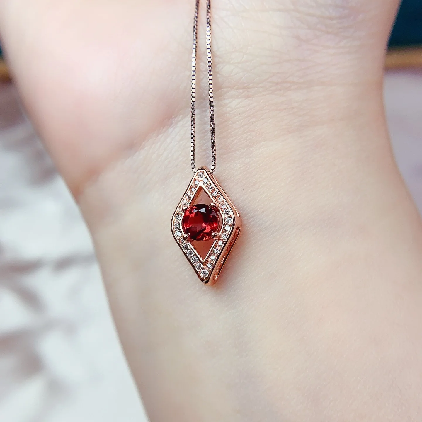 KJJEAXCMY Girls' Natural 5x5mm Garnet Necklace Pendant 925 Pure Silver Plated Rose Gold Christmas Gift for Girlfriend Wedding