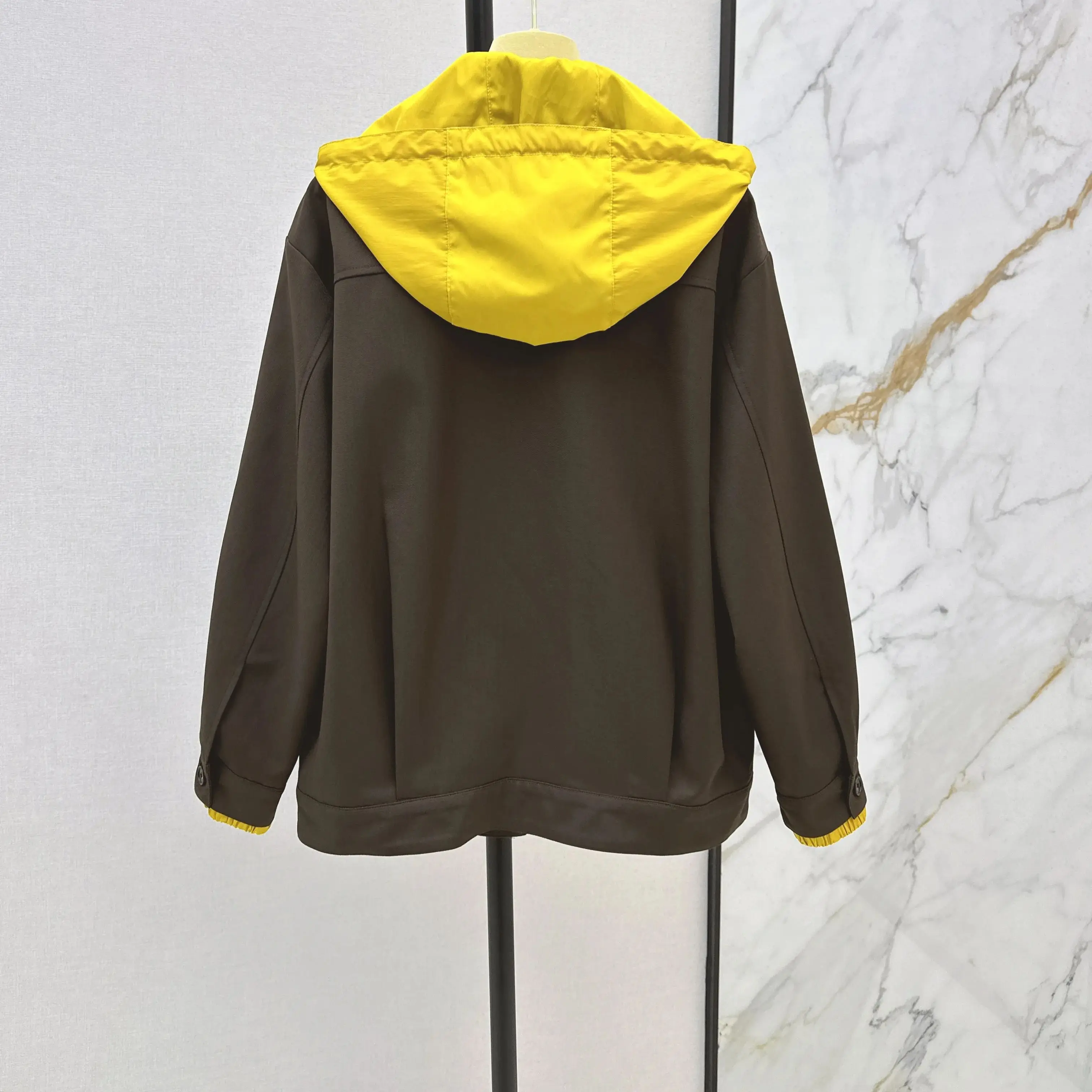 

2025 Early Autumn Latest Sports Style Contrast Color Lined Hooded Jacket Classic College Style Suit Version Hat Detachable