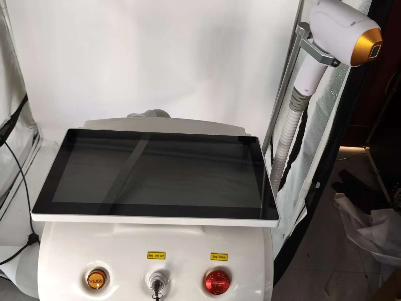 

Лазерный аппарат 2-в-1 Soprano Titanium Ice Platinum Diode 755 808 1064 нм с 3 длинами волн и ND:YAG лазером для безболезненного удаления волос