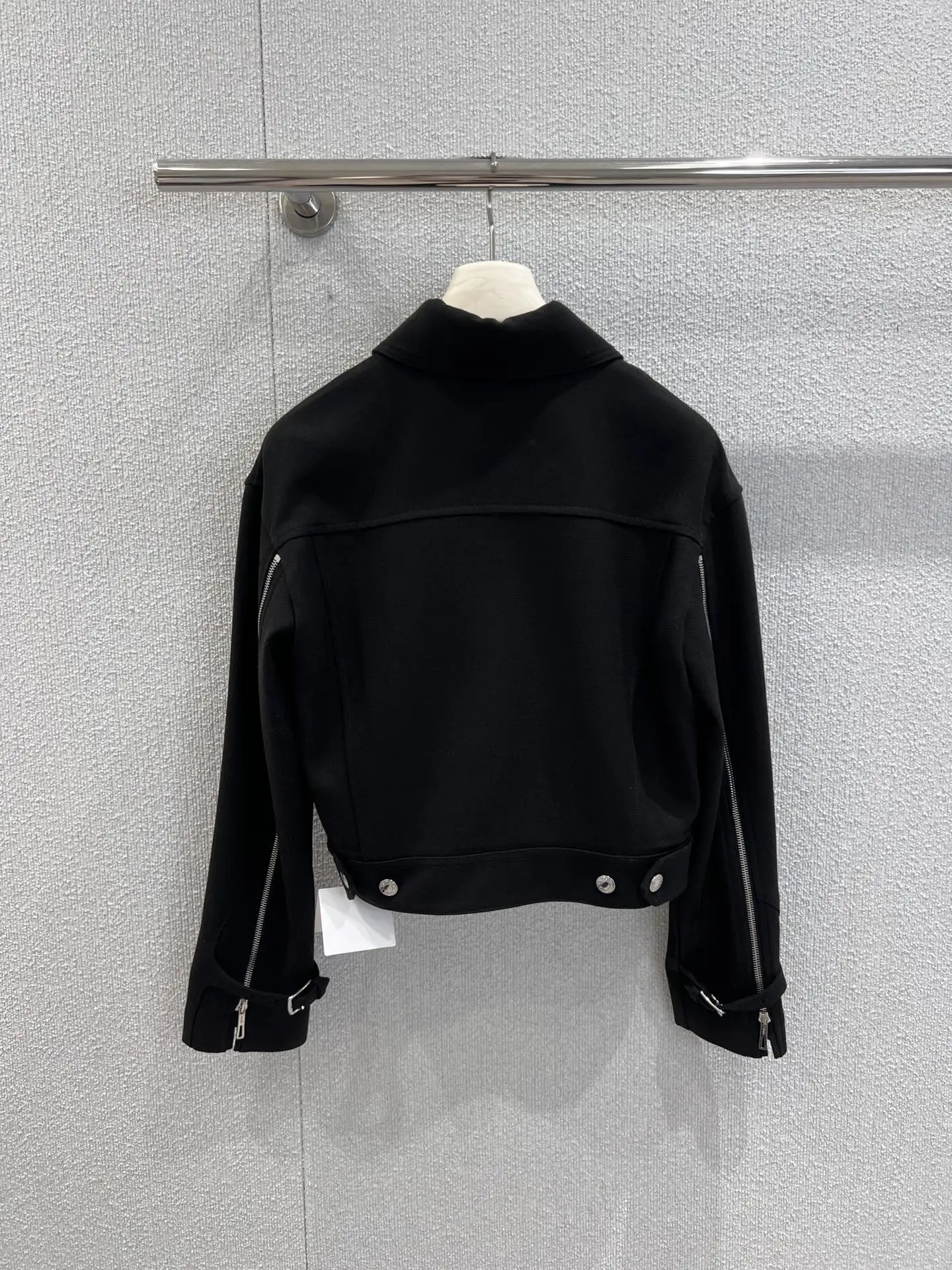 

Новое поступление осени 2025 года, короткая куртка на молнии с карманами 350