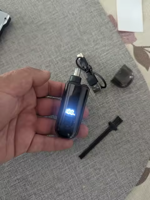 Cliente mostrando su recortadora Trimova