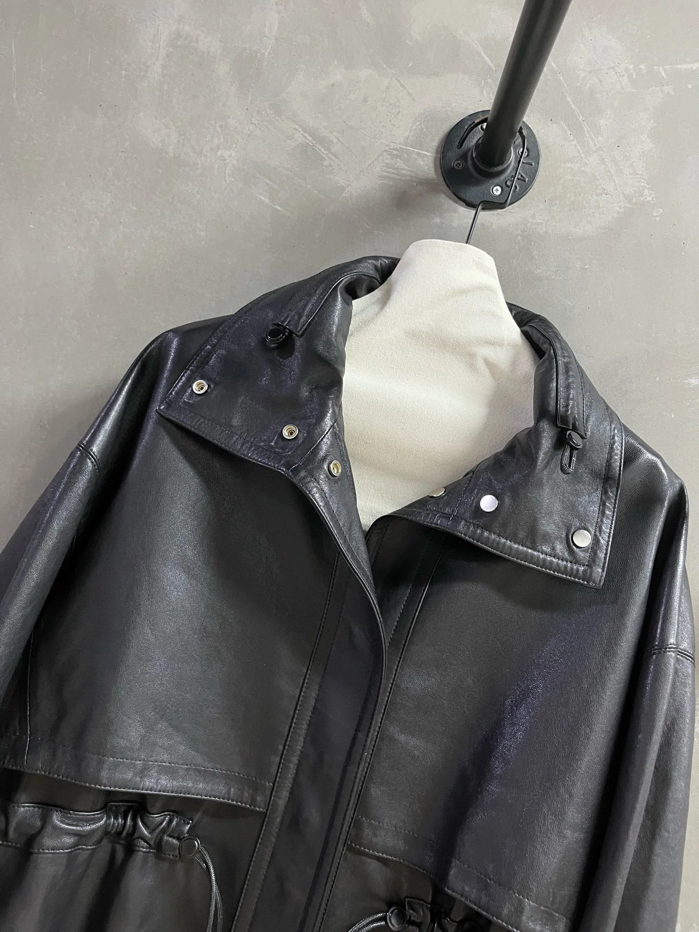 Elegante chaqueta de cuero genuino de otoño para mujer.