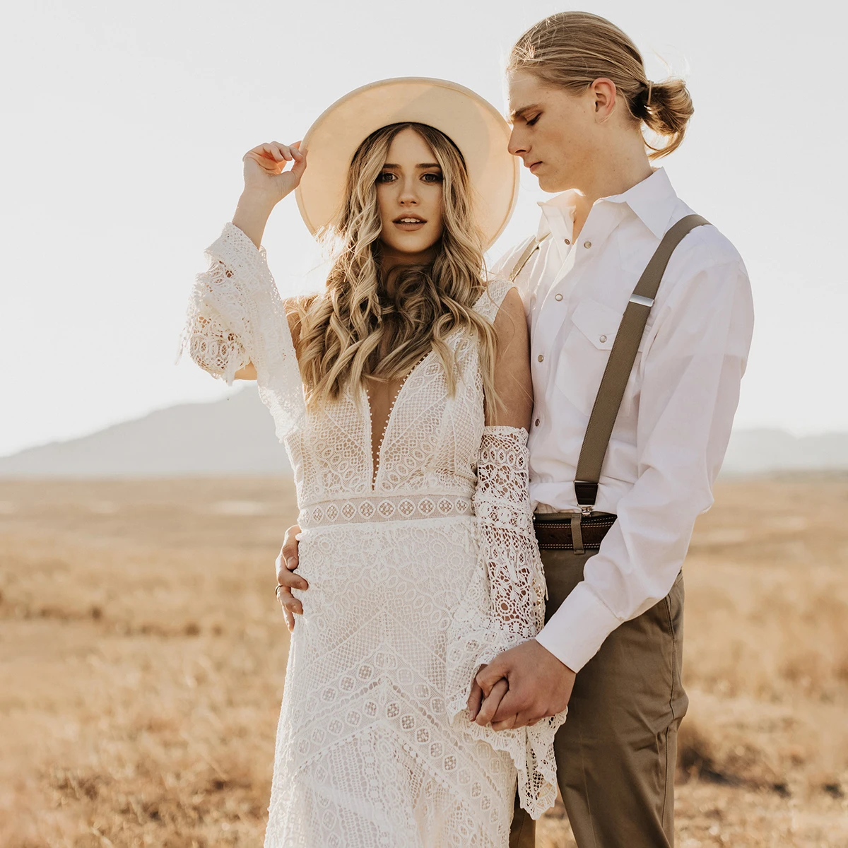 분리형 긴 벨 슬리브 플 런지 V Elopement 신부 가운 Tassels 컷 아웃 레이스 Boho Western 맞춤형 트럼펫 웨딩 드레스