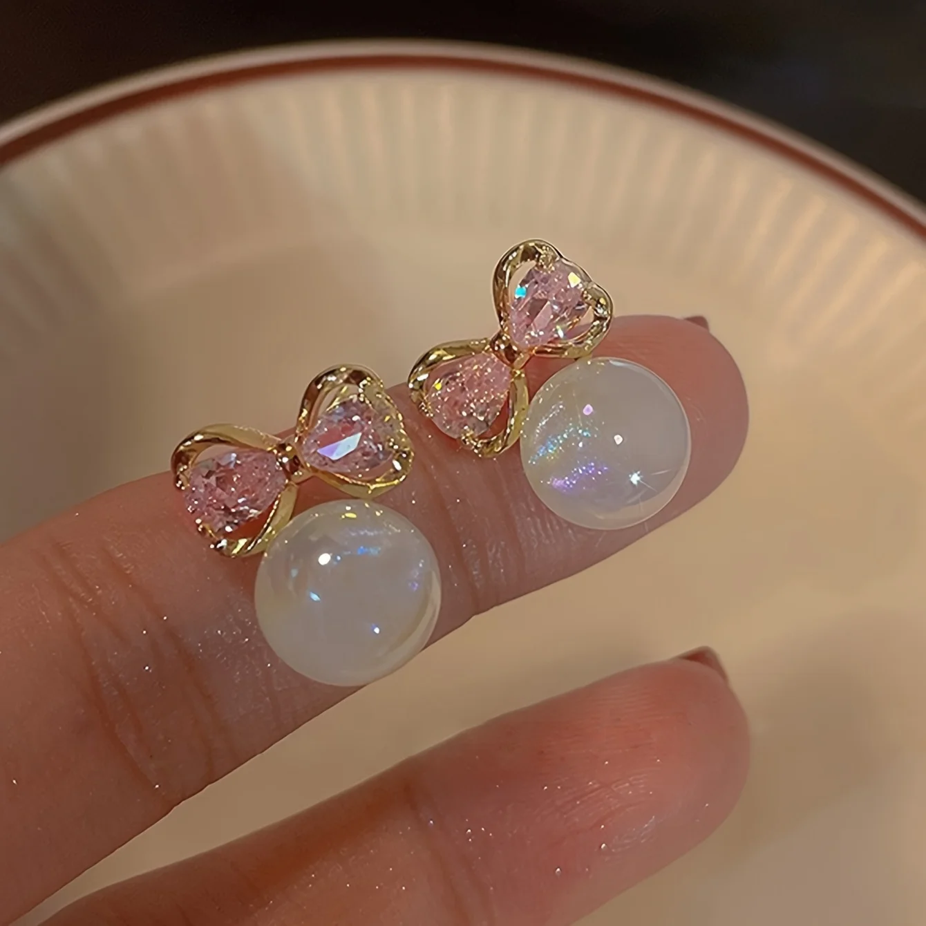 Pendientes elegantes con lazo y perlas de imitación: lujosos aleación de zinc para mujer, perfectos para uso diario o fiestas