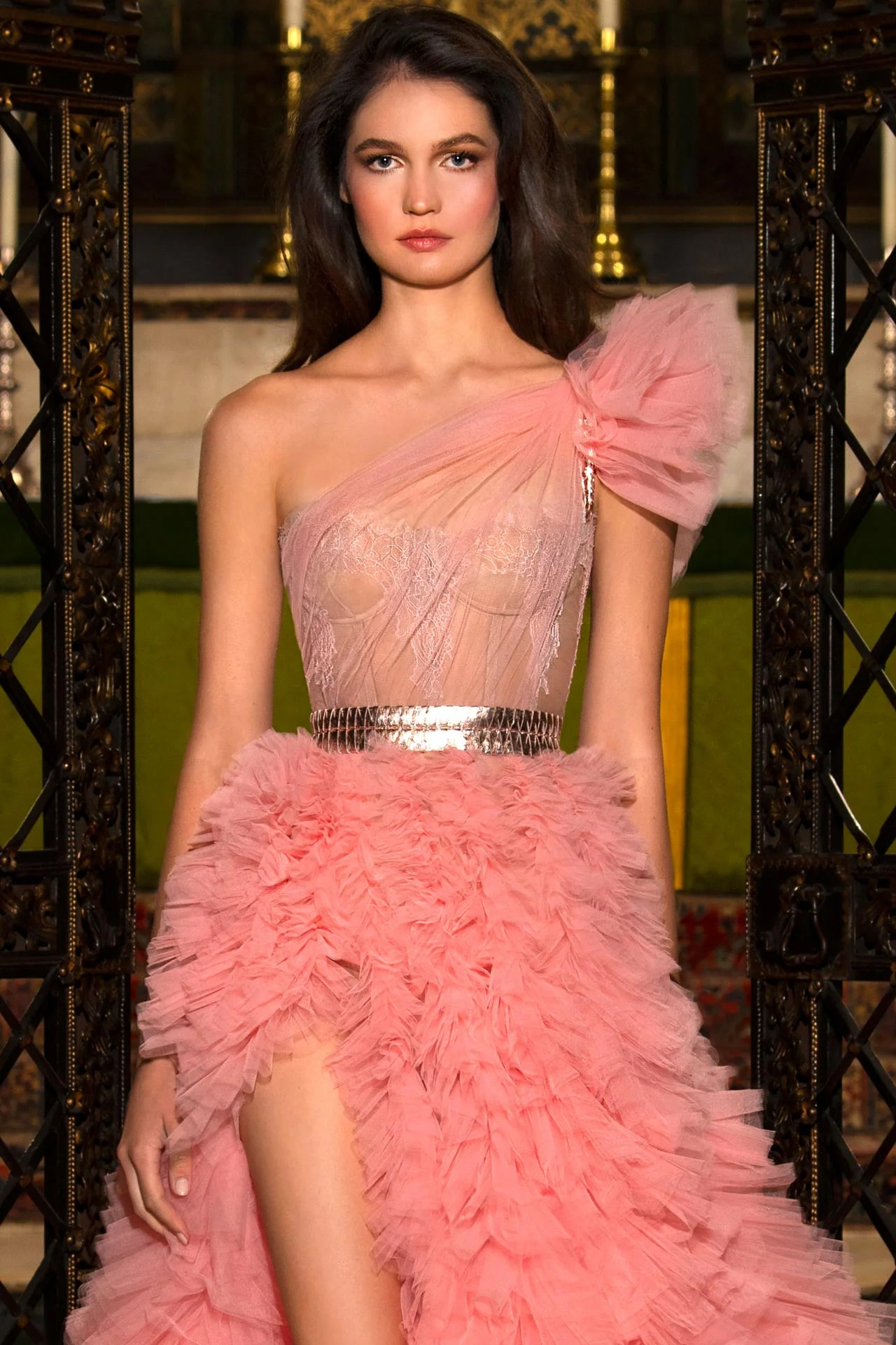 ชุดราตรีสีชมพูฟูฟ่องทรงเอไลน์แบบเจ้าหญิง ชุดเดรสยาวสำหรับถ่ายภาพ ออกแบบได้ตามต้องการ ชุดเดรสงานปาร์ตี้ผ่าสูง แขนกุด ระบายชั้นๆ หรูหรา