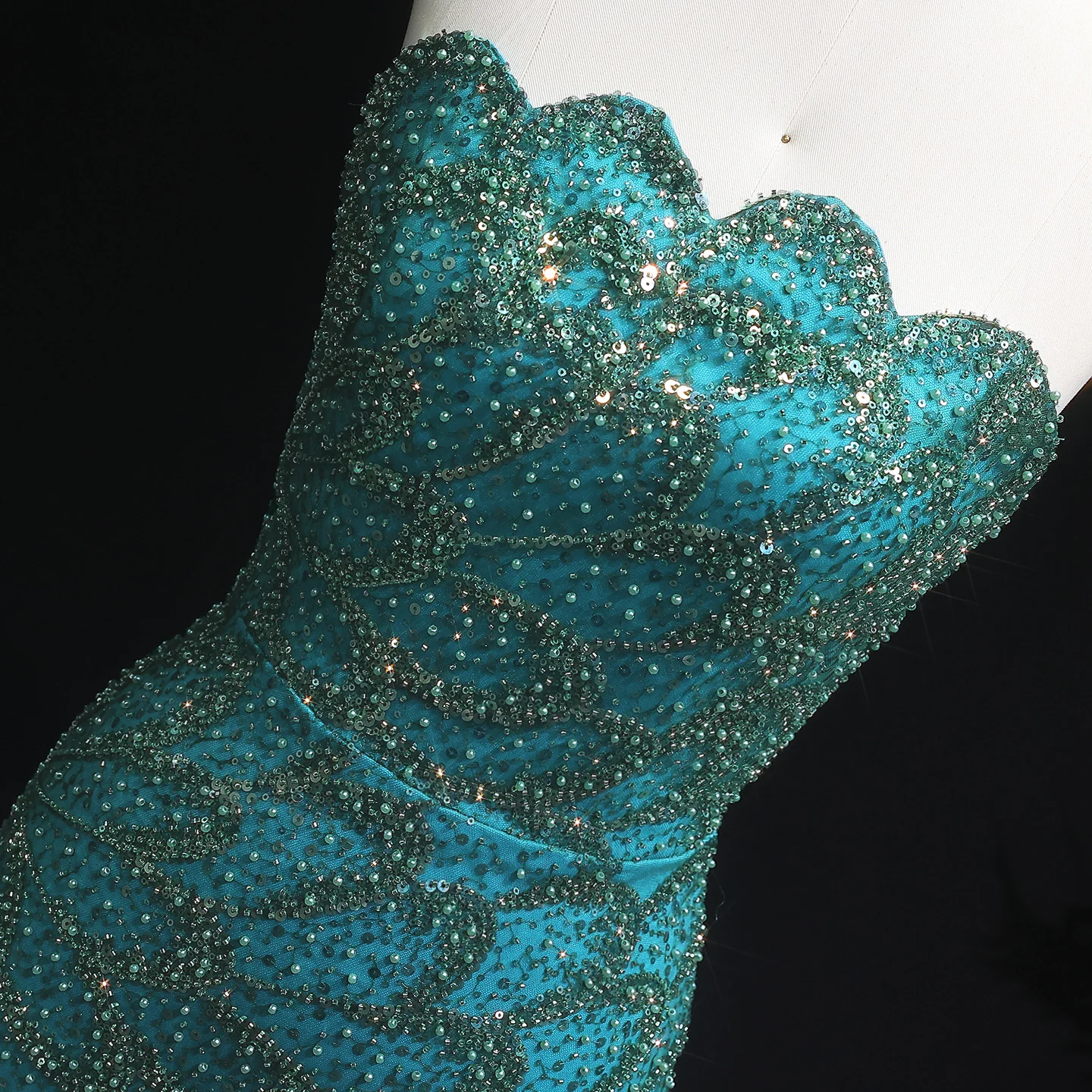 Sharon Said: Atemberaubendes smaragdgrünes trägerloses Meerjungfrauen-Abendkleid, langes arabisches Verlobungs-, Hochzeits- und festliches Partykleid SS601, maßgeschneidert. – Detail 9