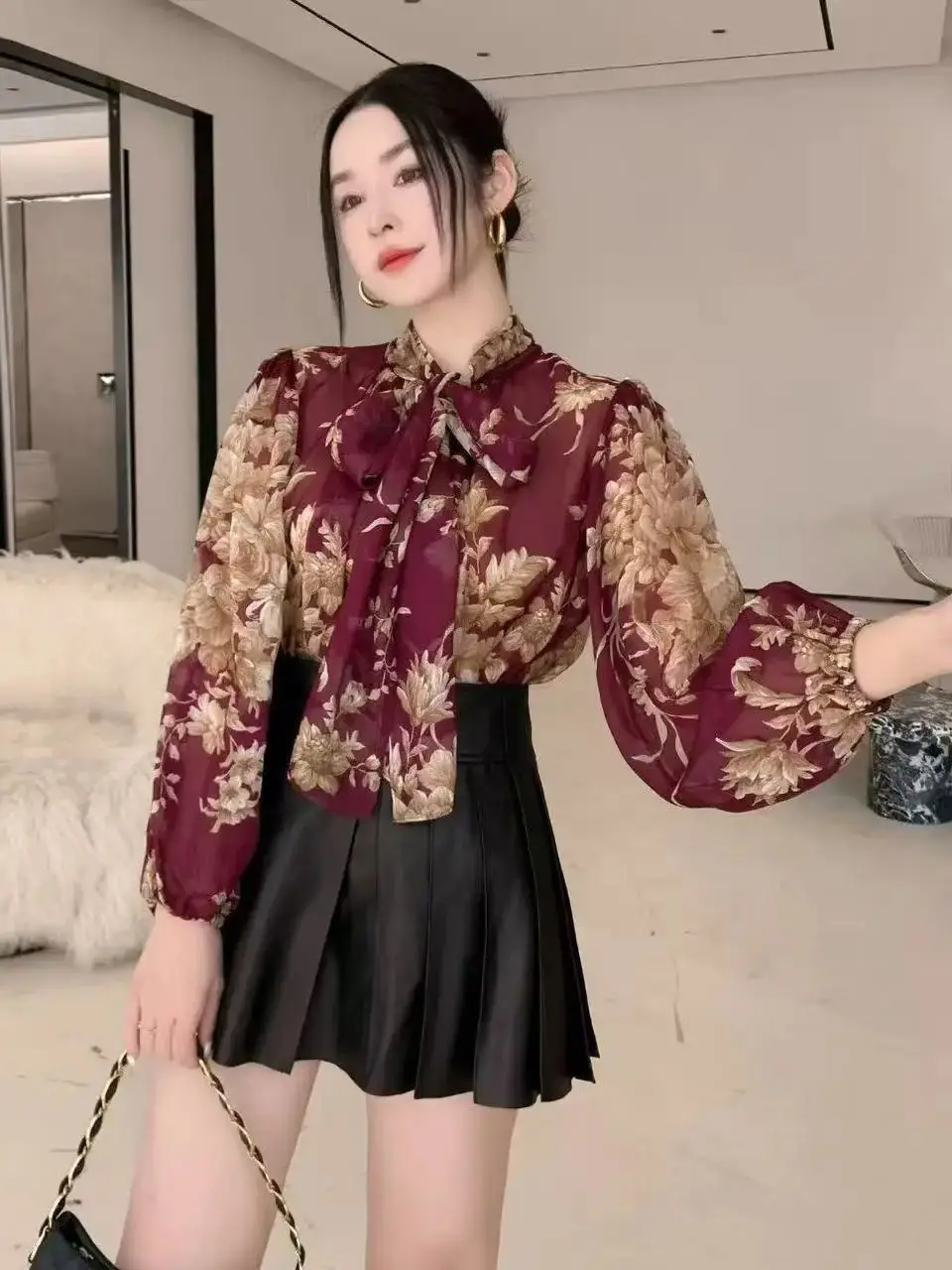 Böhmische Damenbluse aus 100 % Seide mit Blumendruck und Schleifenkragen