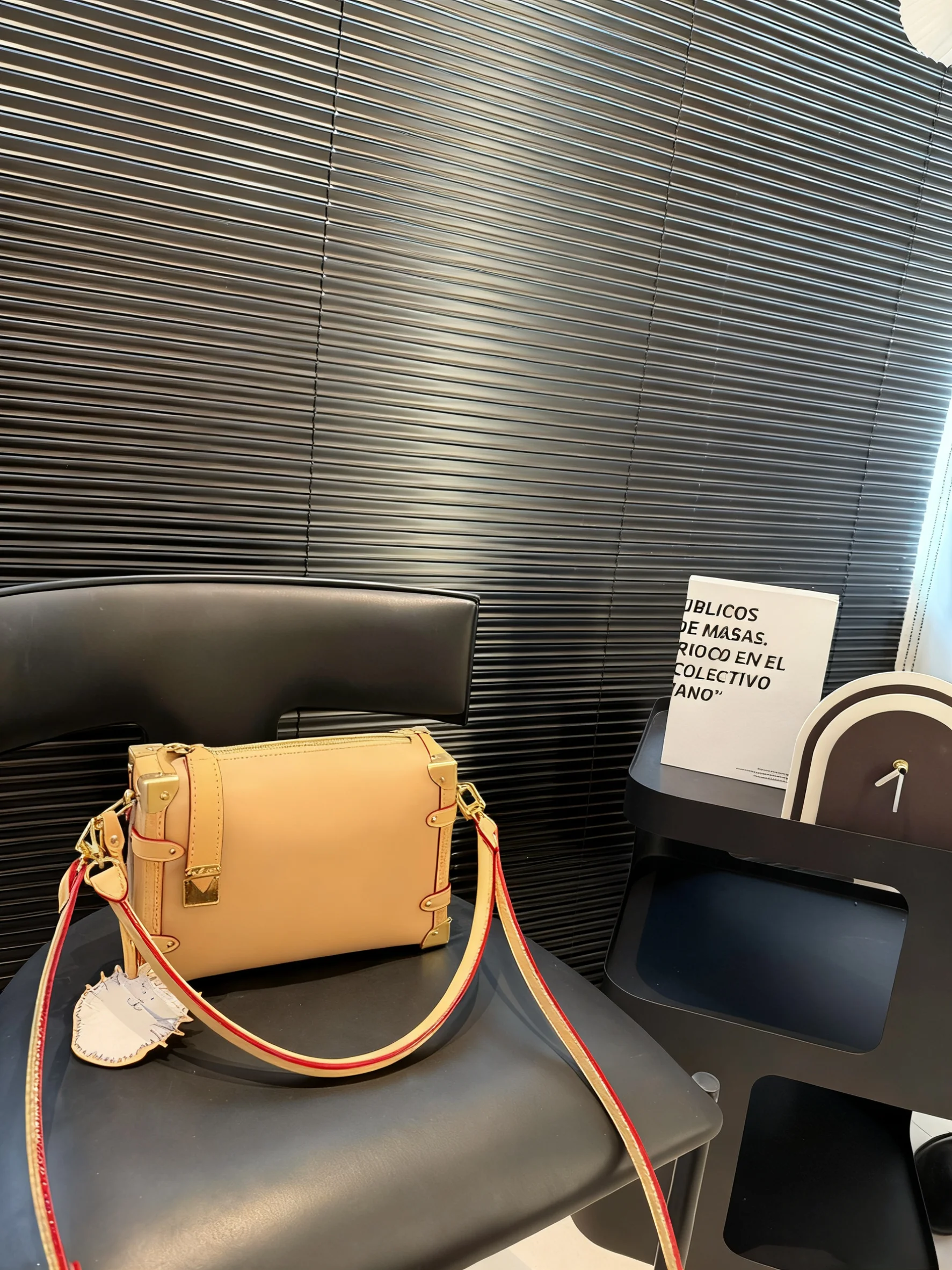 

25. Новая серия Cat можно использовать квадратные милые и изысканные сумки через плечо.