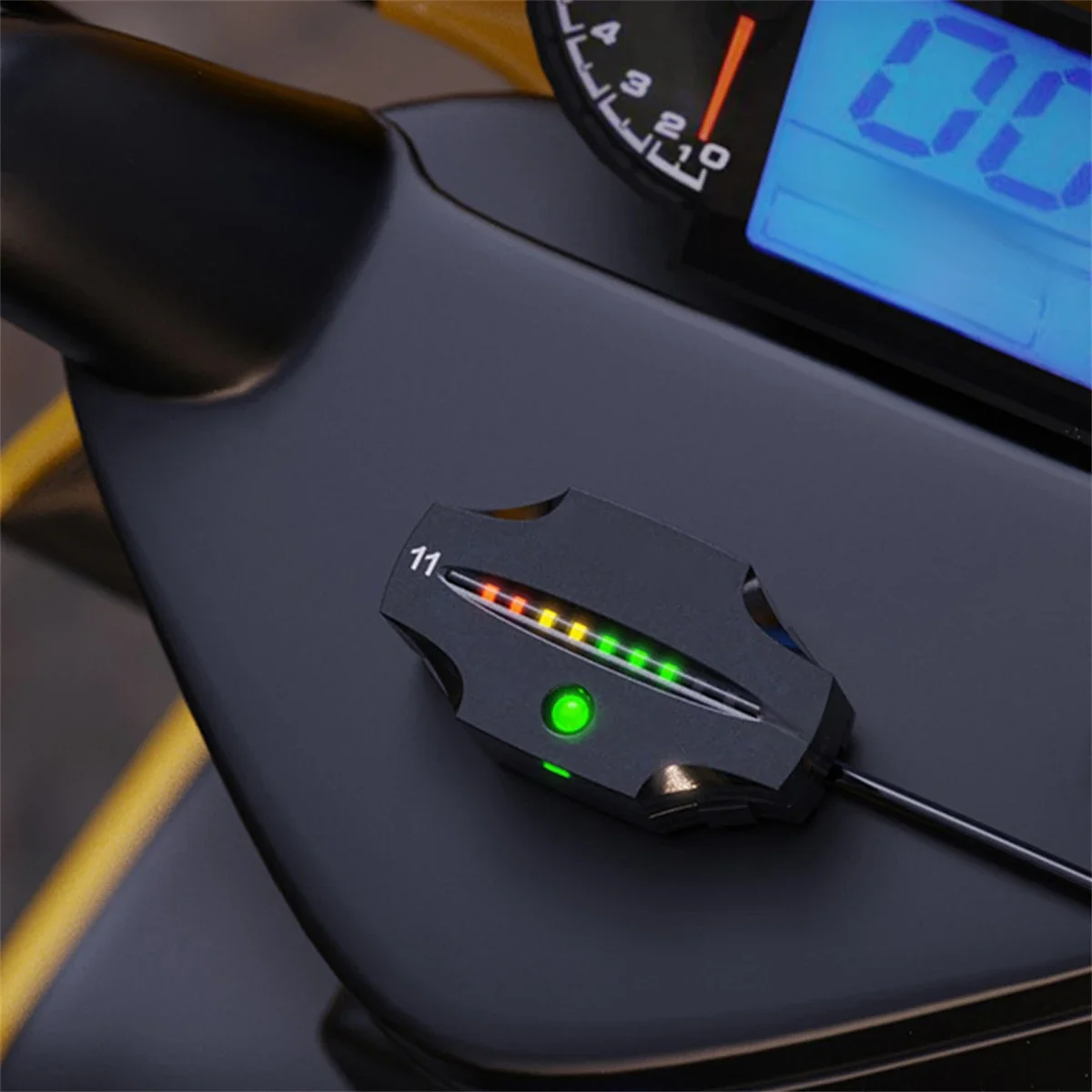 Uniwersalny motocykl elektryczny miernik napięcia Volt Tester LED trójkolorowy wskaźnik świetlny cyfrowy woltomierz panelowy 12 V-24 V wodoodporny — zdjęcie 2