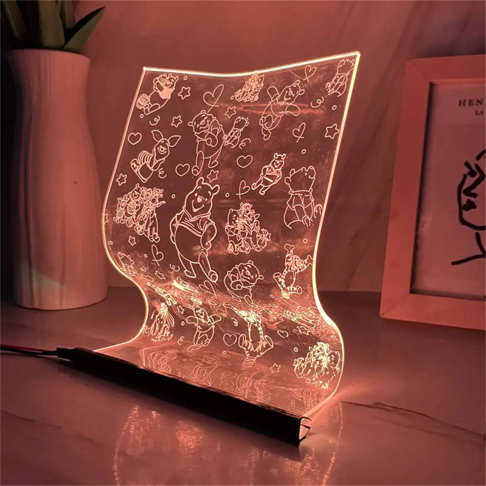 Linda lámpara de mesa LED de oso, luz acrílica, guía de escritorio, animación Popular, decoración de arte IP, iluminación de escritorio para niños, el mejor regalo