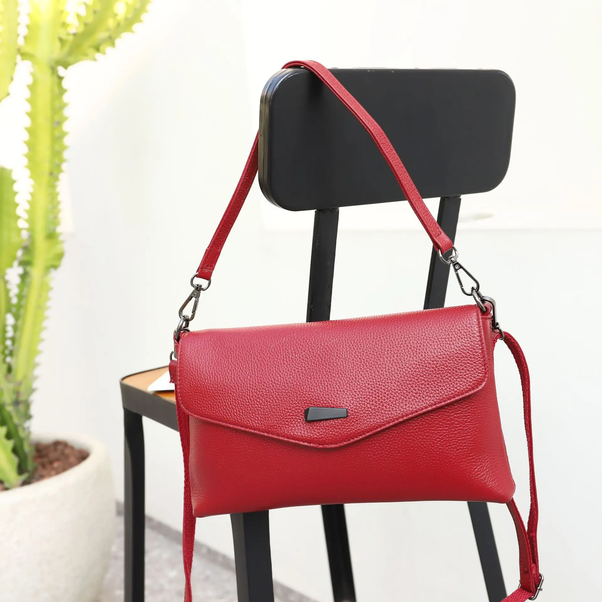 2023 new leather women's bag messenger fashion envelope bag new shoulder handbag soft leather all-match small bag