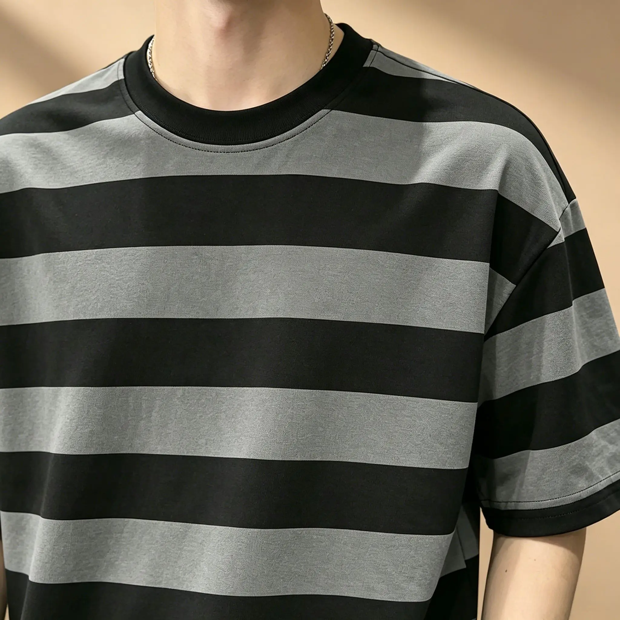 Herren-T-Shirt im Vintage-Stil mit breiten horizontalen Streifen, schwarz-grau, Kontrastfarbe, lockere Passform, weiches, lässiges, tägliches Kurzarm-T-Shirt – Detail 4