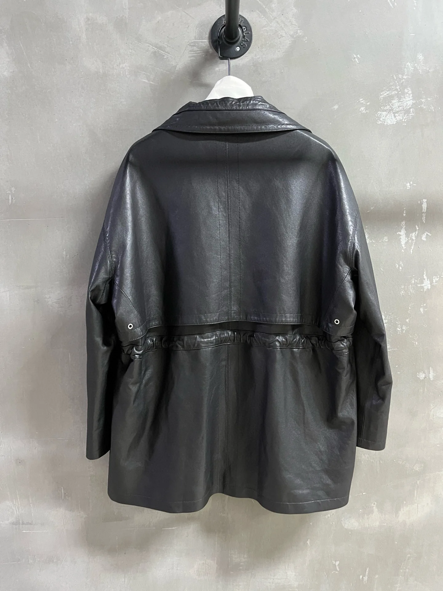 Elegante chaqueta de cuero genuino de otoño para mujer.