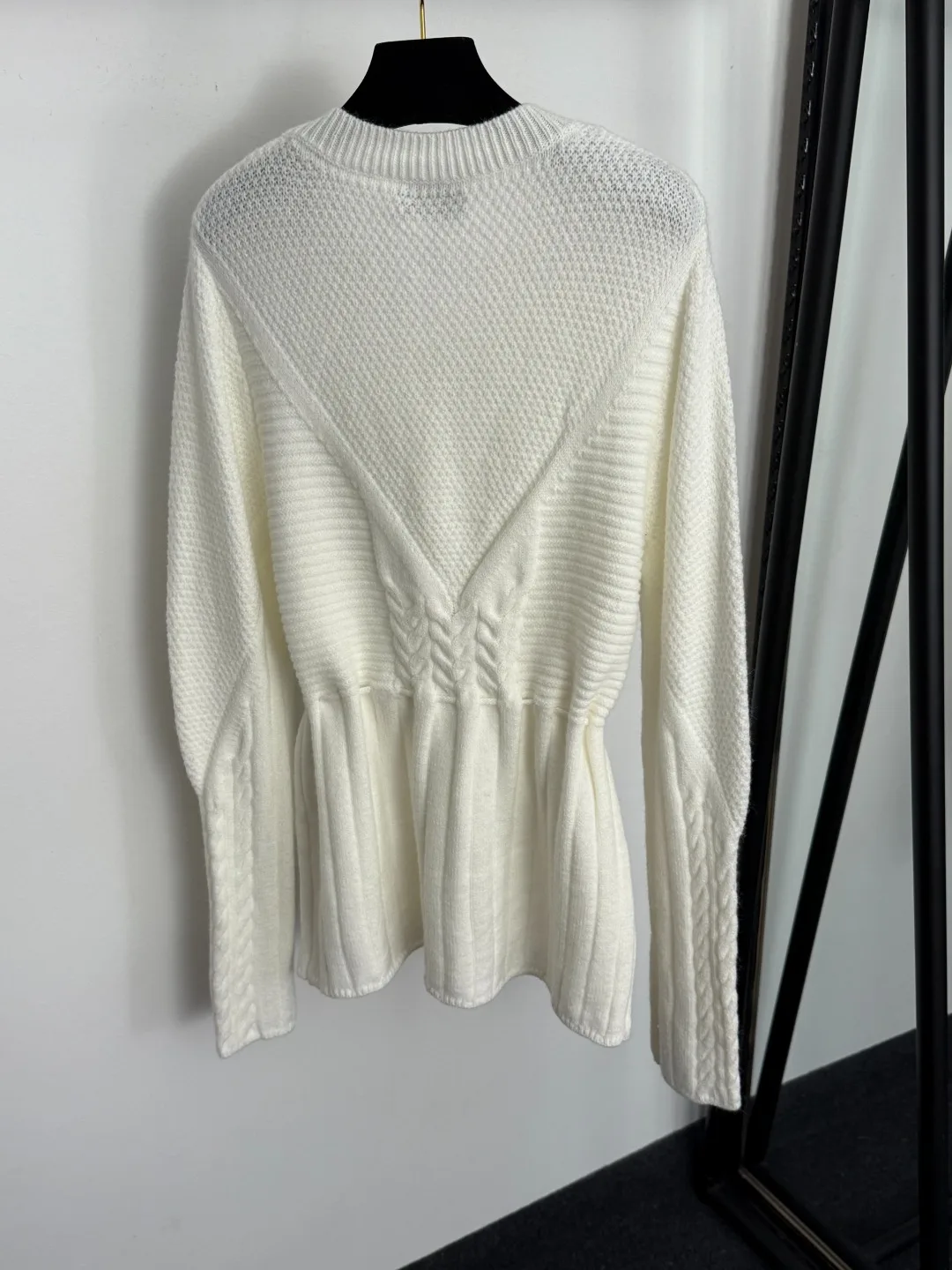 

2025 Autumn/Winter Fashion New Women's Knitwear Embroidered Crochet Pearl Button Waist-cinching Long-sleeved Knit Top