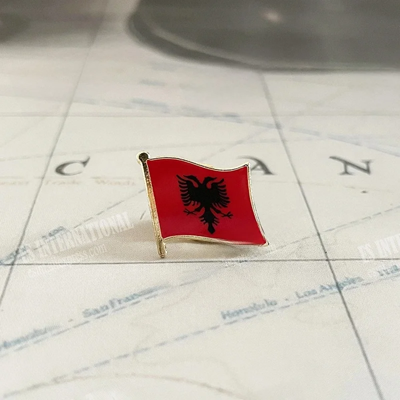 Flaga narodowa Albanii Kryształowa epoksydowa metalowa emaliowana odznaka Broszka Kolekcja Pamiątki Prezenty Szpilki do klapy Akcesoria Rozmiar 1,6 * 1,9 cm — zdjęcie 2
