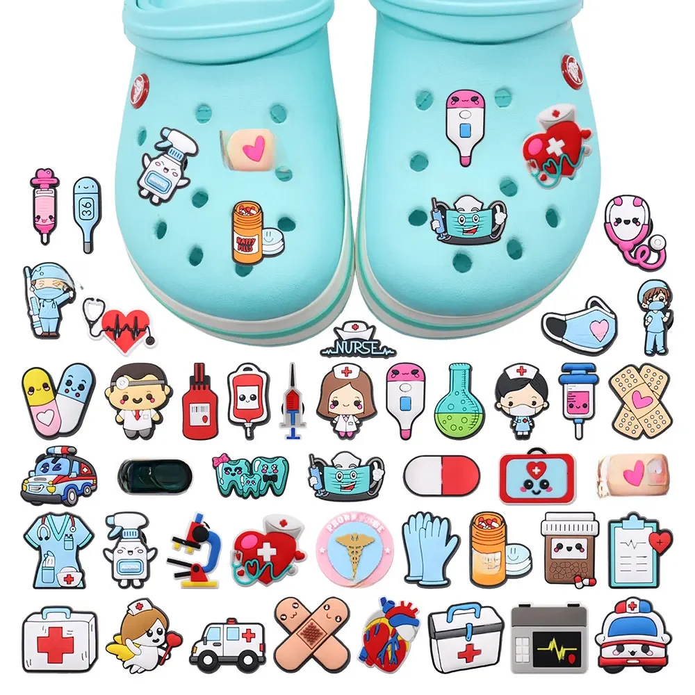 Mélanger 50 pièces dessin animé médecin infirmière Ambulance sandales chaussures breloques accessoires sabots garçons filles jardin chaussure boucle ajustement cadeau de fête