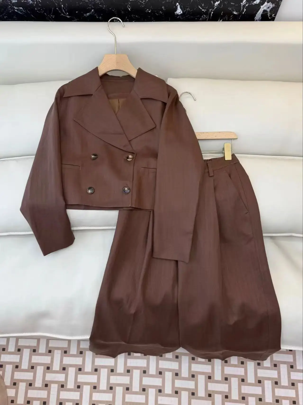 

Элегантный комплект из чистого льняного двубортного пиджака и брюк с широкими штанинами