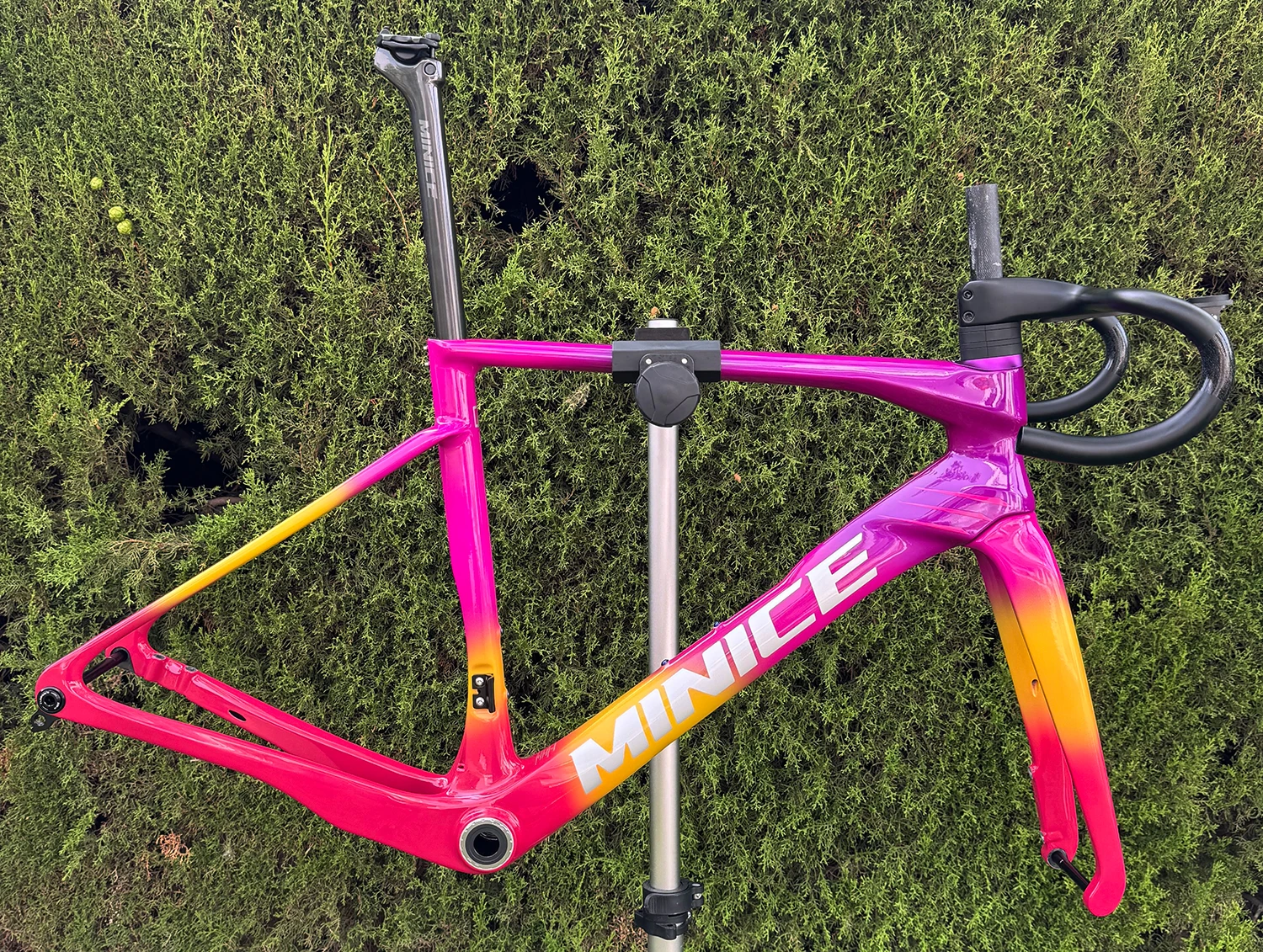 Minice Aerodynamischer EPS-geformter Carbonrahmen mit Scheibenbremse, max. 700*32C, AERO Rennrad-Rahmenset, BSA, vollständig interne Kabelführung, Lenker, DI2, mechanisch – Detail 35