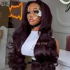 Perruque Lace Frontal 13x4 « Wear and Go » sans colle, cheveux naturels, texture ondulée (Body Wave), couleur bordeaux ; perruque Lace Closure 13x6 sans colle, prête à porter.