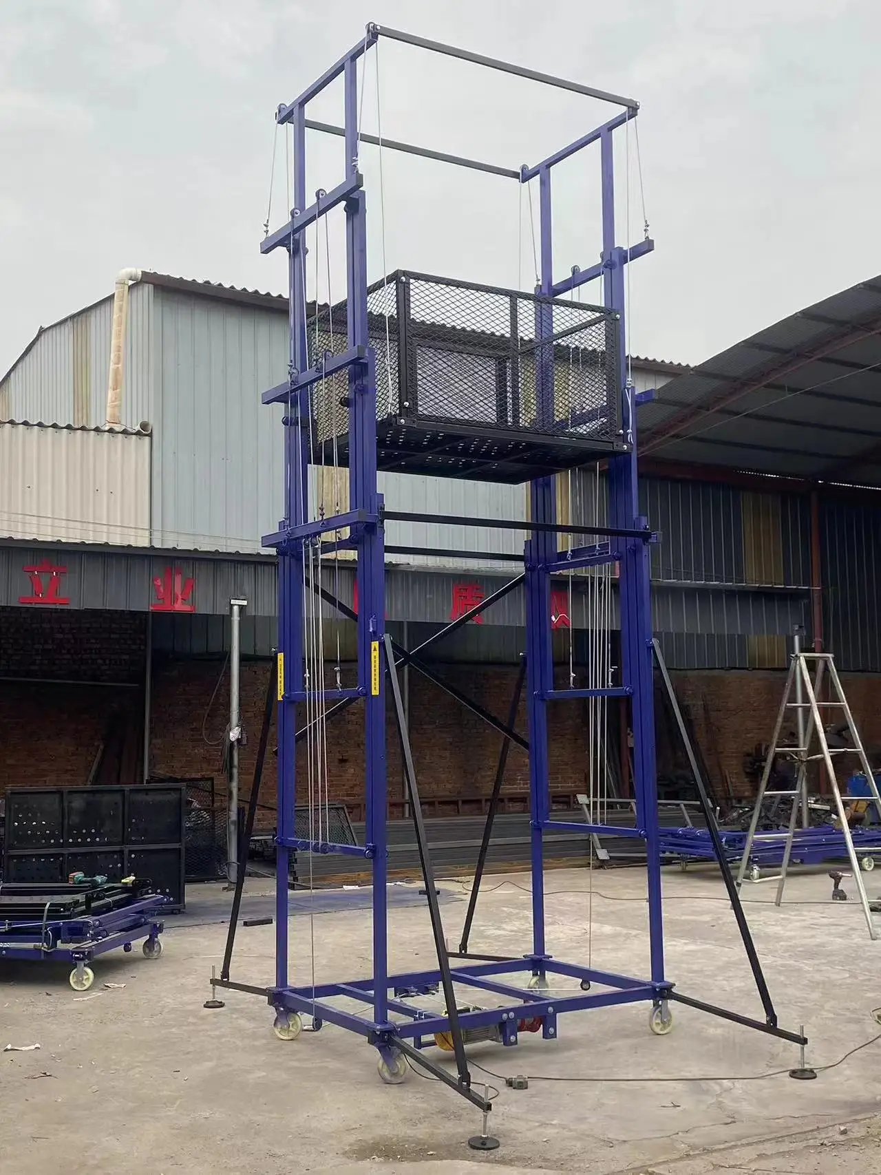 

Full-automatic lifting platform remote control scaffold hoist